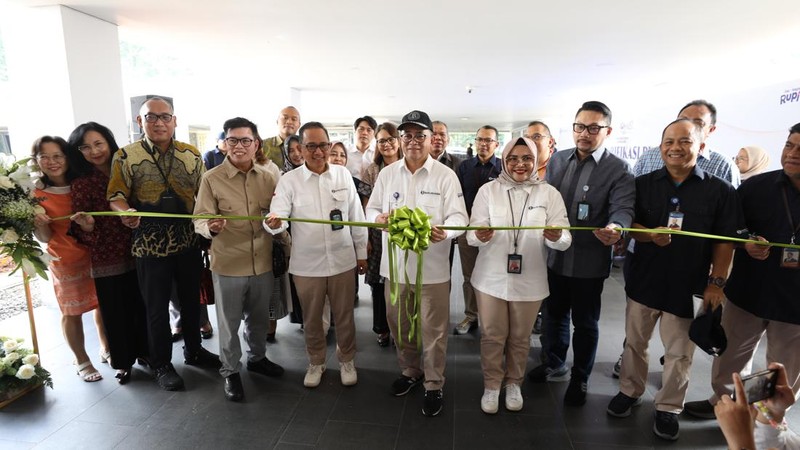 Warga antre untuk mendapatkan pecahan uang Rupiah baru di Kawasan Istora Senayan, Glora Bung Karno (GBK), Jakarta, Kamis (28/3/2024).  (CNBC Indonesia/Tri Susilo)