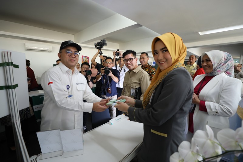 Warga antre untuk mendapatkan pecahan uang Rupiah baru di Kawasan Istora Senayan, Glora Bung Karno (GBK), Jakarta, Kamis (28/3/2024).  (CNBC Indonesia/Tri Susilo)