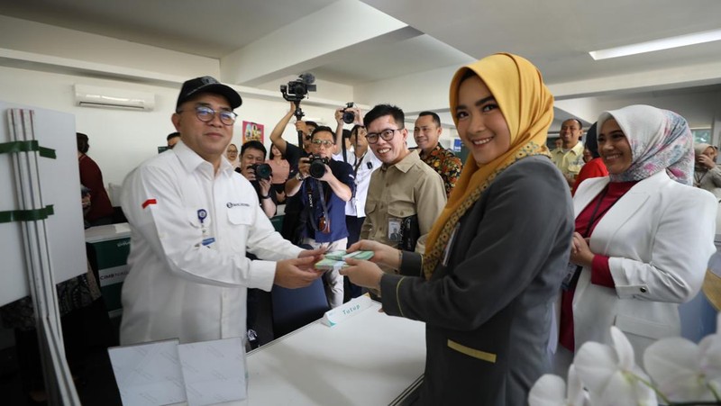 Warga antre untuk mendapatkan pecahan uang Rupiah baru di Kawasan Istora Senayan, Glora Bung Karno (GBK), Jakarta, Kamis (28/3/2024).  (CNBC Indonesia/Tri Susilo)