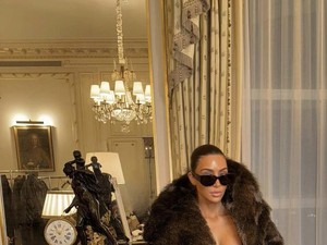 Kim Kardashian Pakai Coat Tanpa Bra, Gayanya Disebut Tiru Bianca Censori