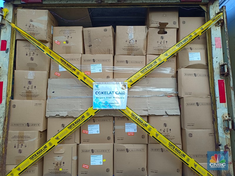 Mendag Zulhas ngamuk bakar barang elektronik hingga saus sambal ilegal Rp 9,3 miliar di Bogor. (CNBC Indonesia/Martyasari Rizky)