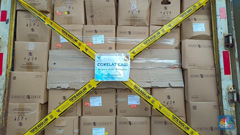 Mendag Zulhas ngamuk bakar barang elektronik hingga saus sambal ilegal Rp 9,3 miliar di Bogor. (CNBC Indonesia/Martyasari Rizky)