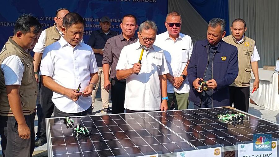 Mendag Zulhas ngamuk bakar barang elektronik hingga saus sambal ilegal Rp 9,3 miliar di Bogor. (CNBC Indonesia/Martyasari Rizky)