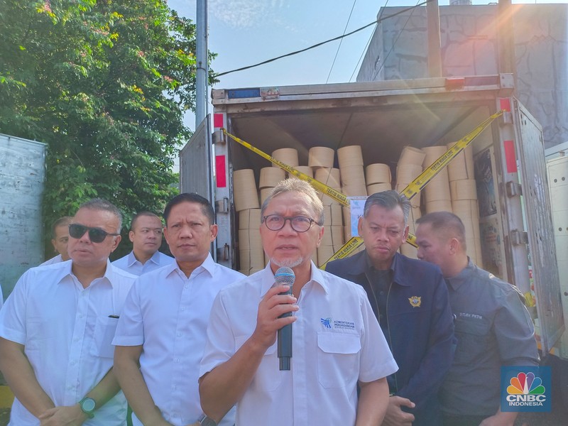 Mendag Zulhas ngamuk bakar barang elektronik hingga saus sambal ilegal Rp 9,3 miliar di Bogor. (CNBC Indonesia/Martyasari Rizky)