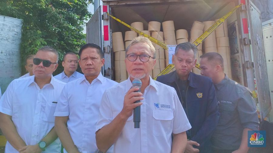 Mendag Zulhas ngamuk bakar barang elektronik hingga saus sambal ilegal Rp 9,3 miliar di Bogor. (CNBC Indonesia/Martyasari Rizky)