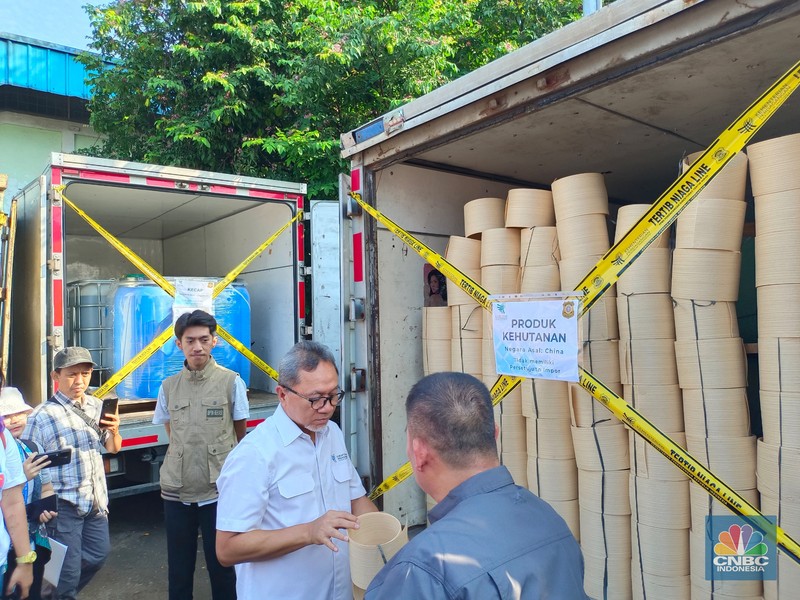Mendag Zulhas ngamuk bakar barang elektronik hingga saus sambal ilegal Rp 9,3 miliar di Bogor. (CNBC Indonesia/Martyasari Rizky)