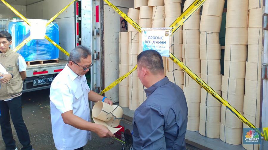 Mendag Zulhas ngamuk bakar barang elektronik hingga saus sambal ilegal Rp 9,3 miliar di Bogor. (CNBC Indonesia/Martyasari Rizky)