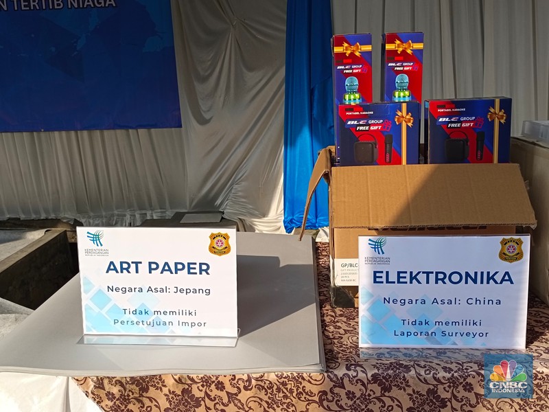 Mendag Zulhas ngamuk bakar barang elektronik hingga saus sambal ilegal Rp 9,3 miliar di Bogor. (CNBC Indonesia/Martyasari Rizky)