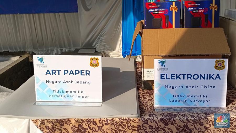 Mendag Zulhas ngamuk bakar barang elektronik hingga saus sambal ilegal Rp 9,3 miliar di Bogor. (CNBC Indonesia/Martyasari Rizky)