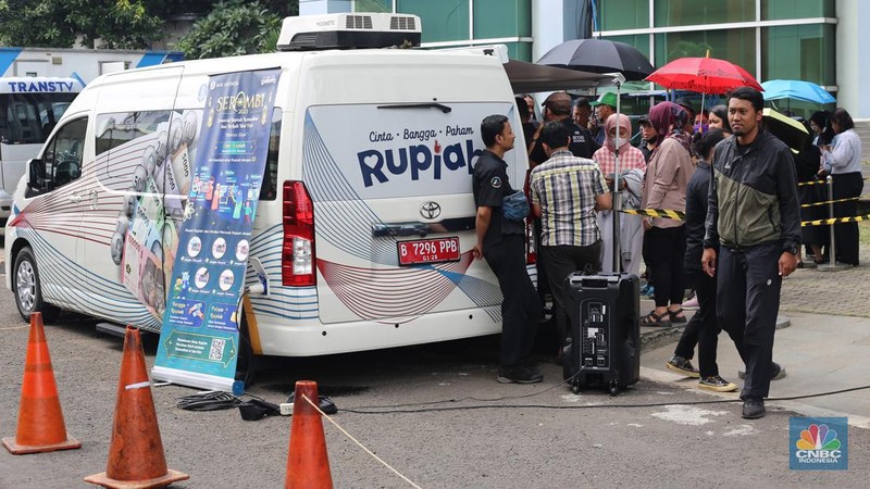 Mobil kas keliling Bank Indonesia yang melayani penukaran uang pecahan. (վ/Tias Budiarto)