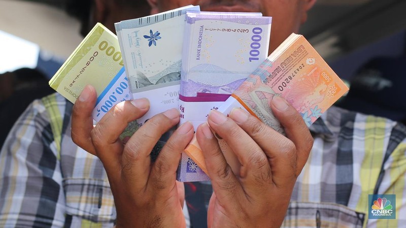 Mobil kas keliling Bank Indonesia yang melayani penukaran uang pecahan. (վ/Tias Budiarto)
