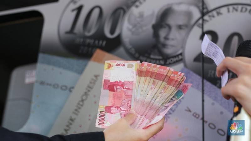 Mobil kas keliling Bank Indonesia yang melayani penukaran uang pecahan. (վ/Tias Budiarto)