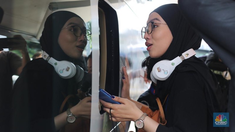 Mobil kas keliling Bank Indonesia yang melayani penukaran uang pecahan. (վ/Tias Budiarto)