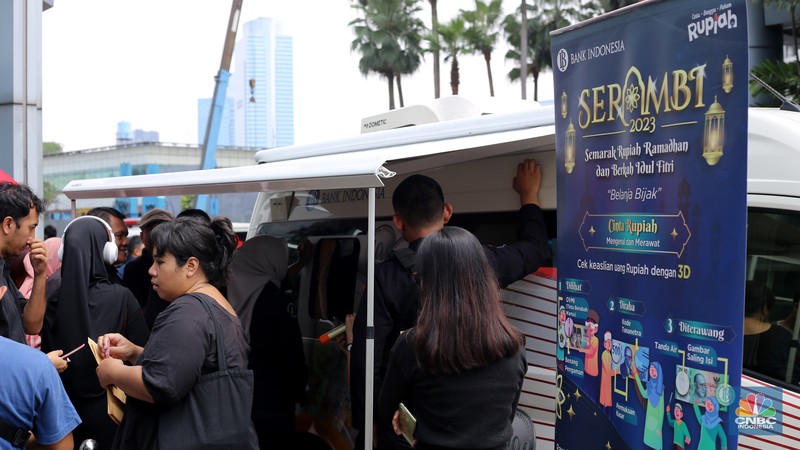 Mobil kas keliling Bank Indonesia yang melayani penukaran uang pecahan. (²©²ÊÍøÕ¾/Tias Budiarto) Mobil kas keliling Bank Indonesia yang melayani penukaran uang pecahan. (²©²ÊÍøÕ¾/Tias Budiarto)