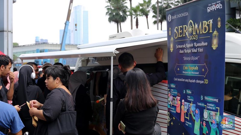 Mobil kas keliling Bank Indonesia yang melayani penukaran uang pecahan. (վ/Tias Budiarto)