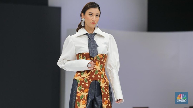 Model mengenakan busana karya fesyen desainer dalam gelaran Indonesia Fashion Week (IFW) 2024 di Jakarta Convention Center (JCC), Jakarta, Kamis (28/3/2024). (CNBC Indonesia/Faisal Rahman)