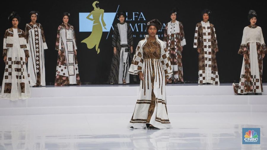 Model mengenakan busana karya fesyen desainer dalam gelaran Indonesia Fashion Week (IFW) 2024 di Jakarta Convention Center (JCC), Jakarta, Kamis (28/3/2024). (CNBC Indonesia/Faisal Rahman)