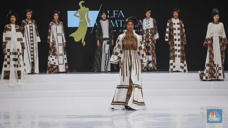 Model mengenakan busana karya fesyen desainer dalam gelaran Indonesia Fashion Week (IFW) 2024 di Jakarta Convention Center (JCC), Jakarta, Kamis (28/3/2024). (CNBC Indonesia/Faisal Rahman)