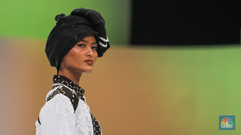 Model mengenakan busana karya fesyen desainer dalam gelaran Indonesia Fashion Week (IFW) 2024 di Jakarta Convention Center (JCC), Jakarta, Kamis (28/3/2024). (CNBC Indonesia/Faisal Rahman) Model mengenakan busana karya fesyen desainer dalam gelaran Indonesia Fashion Week (IFW) 2024 di Jakarta Convention Center (JCC), Jakarta, Kamis (28/3/2024). (CNBC Indonesia/Faisal Rahman)