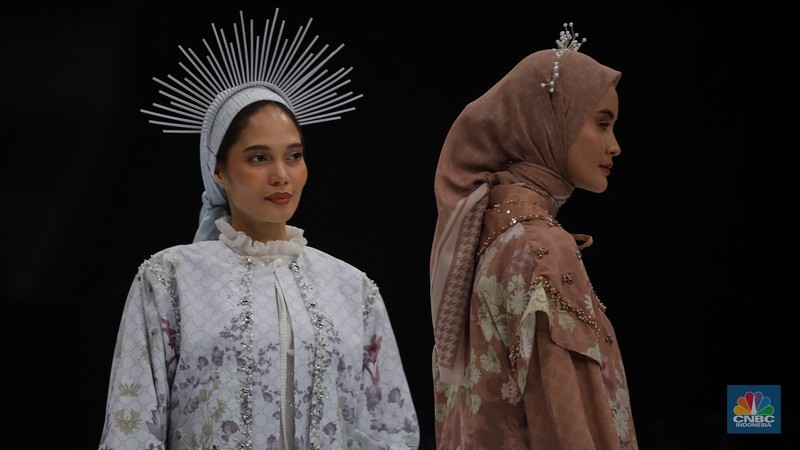 Model mengenakan busana karya fesyen desainer dalam gelaran Indonesia Fashion Week (IFW) 2024 di Jakarta Convention Center (JCC), Jakarta, Kamis (28/3/2024). (CNBC Indonesia/Faisal Rahman) Model mengenakan busana karya fesyen desainer dalam gelaran Indonesia Fashion Week (IFW) 2024 di Jakarta Convention Center (JCC), Jakarta, Kamis (28/3/2024). (CNBC Indonesia/Faisal Rahman)