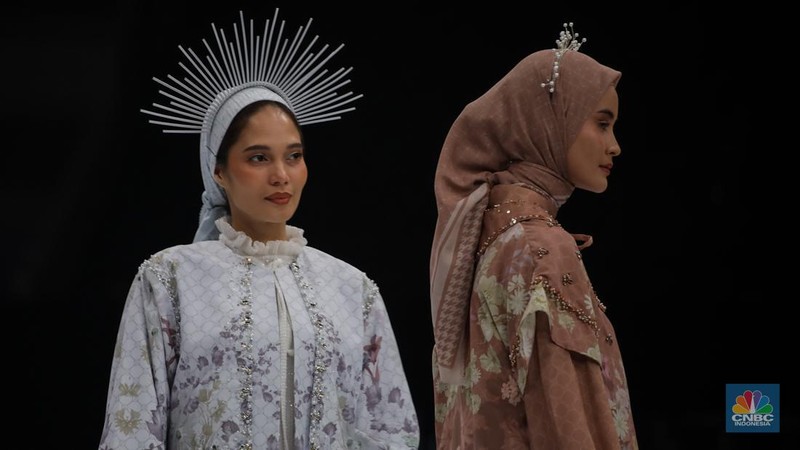 Model mengenakan busana karya fesyen desainer dalam gelaran Indonesia Fashion Week (IFW) 2024 di Jakarta Convention Center (JCC), Jakarta, Kamis (28/3/2024). (CNBC Indonesia/Faisal Rahman)