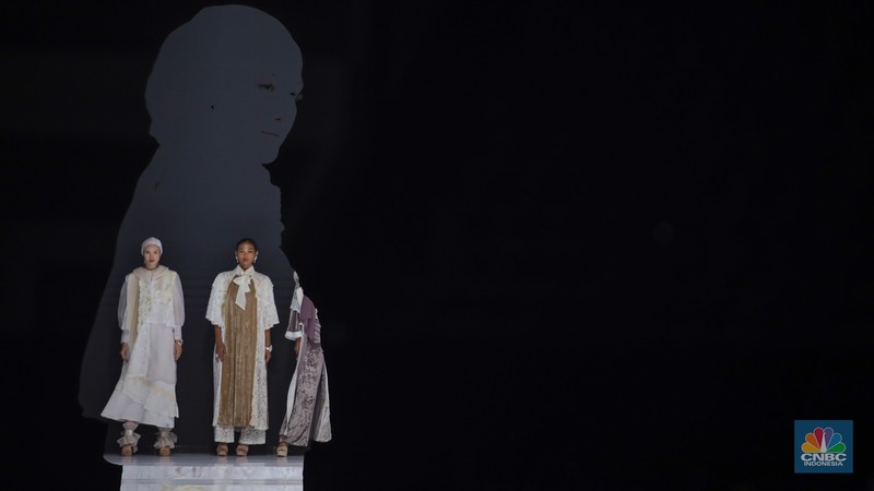 Model mengenakan busana karya fesyen desainer dalam gelaran Indonesia Fashion Week (IFW) 2024 di Jakarta Convention Center (JCC), Jakarta, Kamis (28/3/2024). (CNBC Indonesia/Faisal Rahman) Model mengenakan busana karya fesyen desainer dalam gelaran Indonesia Fashion Week (IFW) 2024 di Jakarta Convention Center (JCC), Jakarta, Kamis (28/3/2024). (CNBC Indonesia/Faisal Rahman)