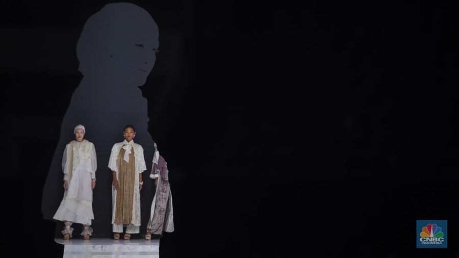 Model mengenakan busana karya fesyen desainer dalam gelaran Indonesia Fashion Week (IFW) 2024 di Jakarta Convention Center (JCC), Jakarta, Kamis (28/3/2024). (CNBC Indonesia/Faisal Rahman)