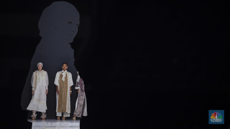 Model mengenakan busana karya fesyen desainer dalam gelaran Indonesia Fashion Week (IFW) 2024 di Jakarta Convention Center (JCC), Jakarta, Kamis (28/3/2024). (CNBC Indonesia/Faisal Rahman)