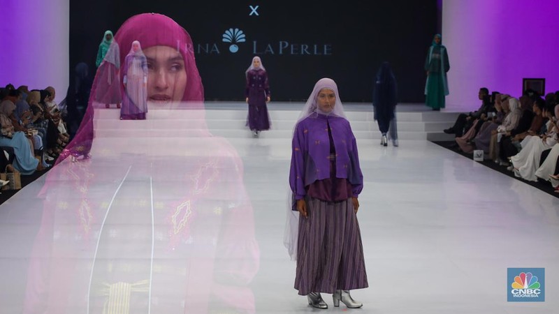 Model mengenakan busana karya fesyen desainer dalam gelaran Indonesia Fashion Week (IFW) 2024 di Jakarta Convention Center (JCC), Jakarta, Kamis (28/3/2024). (CNBC Indonesia/Faisal Rahman)