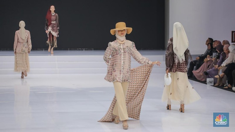 Model mengenakan busana karya fesyen desainer dalam gelaran Indonesia Fashion Week (IFW) 2024 di Jakarta Convention Center (JCC), Jakarta, Kamis (28/3/2024). (CNBC Indonesia/Faisal Rahman)