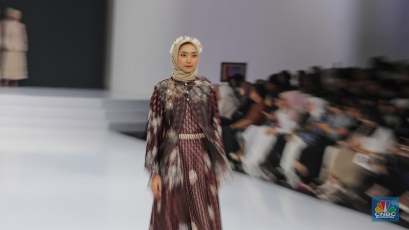 Model mengenakan busana karya fesyen desainer dalam gelaran Indonesia Fashion Week (IFW) 2024 di Jakarta Convention Center (JCC), Jakarta, Kamis (28/3/2024). (CNBC Indonesia/Faisal Rahman) Model mengenakan busana karya fesyen desainer dalam gelaran Indonesia Fashion Week (IFW) 2024 di Jakarta Convention Center (JCC), Jakarta, Kamis (28/3/2024). (CNBC Indonesia/Faisal Rahman)