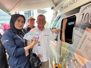 Warga Berbondong-bondong Tukar Uang Receh buat Lebaran