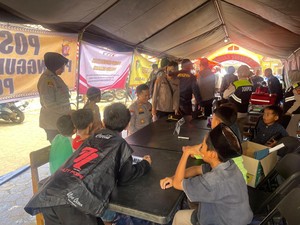 Polisi Beri Trauma Healing untuk Anak-anak Korban Longsor Cipongkor