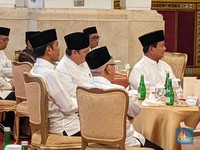 Jokowi Duduk Semeja Prabowo Saat Bukber dengan Para Menteri di Istana