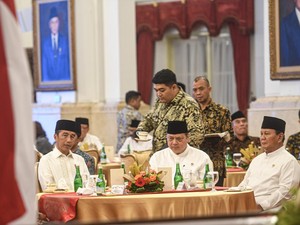 Airlangga Ungkap Obrolan Saat Semeja dengan Jokowi-Prabowo di Bukber Kabinet