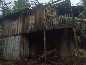 Hujan Deras-Angin Kencang di OKU Selatan, Rumah Jumadi Rusak Tertimpa Pohon