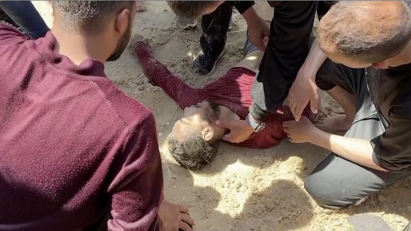 Warga Palestina bergegas menuju pantai untuk mengumpulkan bantuan yang dijatuhkan dari udara, di tengah konflik yang sedang berlangsung antara Israel dan Hamas, di Jalur Gaza utara, 25 Maret 2024. Warga Palestina bergegas menuju pantai untuk mengumpulkan bantuan yang dijatuhkan dari udara, di tengah konflik yang sedang berlangsung antara Israel dan Hamas, di Jalur Gaza utara, 25 Maret 2024. (REUTERS/Stringer)