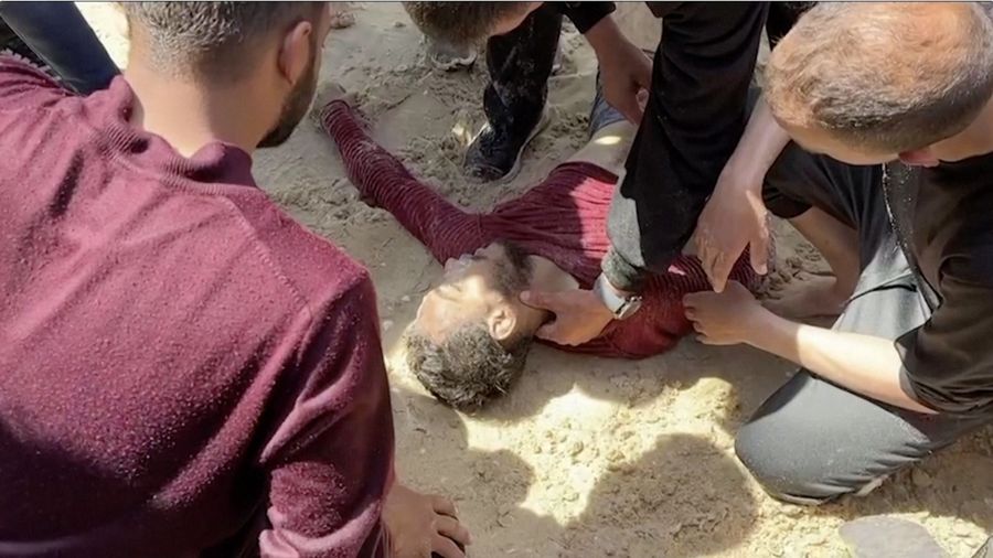 Warga Palestina bergegas menuju pantai untuk mengumpulkan bantuan yang dijatuhkan dari udara, di tengah konflik yang sedang berlangsung antara Israel dan Hamas, di Jalur Gaza utara, 25 Maret 2024. (REUTERS/Stringer)