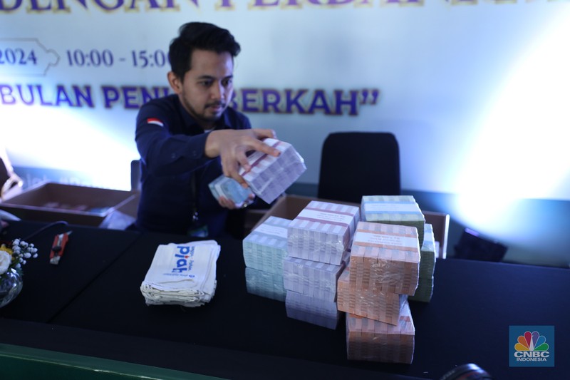 Warga antre untuk mendapatkan pecahan uang Rupiah baru di Kawasan Istora Senayan, Glora Bung Karno (GBK), Jakarta, Kamis (28/3/2024). Warga antre untuk mendapatkan pecahan uang Rupiah baru di Kawasan Istora Senayan, Glora Bung Karno (GBK), Jakarta, Kamis (28/3/2024). (CNBC Indonesia/Tri Susilo)