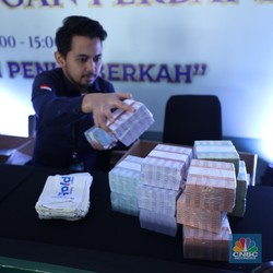 Ratusan Warga Antre Tukar Uang Rupiah Pecahan Baru di Istora Senayan