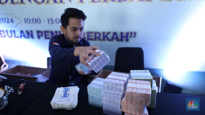 Warga antre untuk mendapatkan pecahan uang Rupiah baru di Kawasan Istora Senayan, Glora Bung Karno (GBK), Jakarta, Kamis (28/3/2024).  (CNBC Indonesia/Tri Susilo)