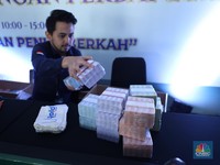 Ratusan Warga Antre Tukar Uang Rupiah Pecahan Baru di Istora Senayan