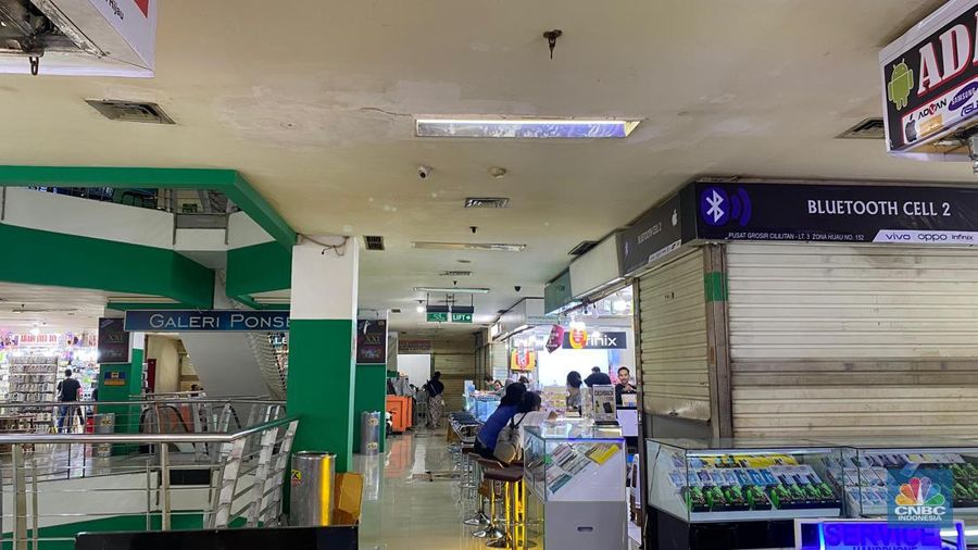 Suasana gerai ponsel di PGC jelang Lebaran 2024. (CNBC Indonesia/Novina Putri Bestari)