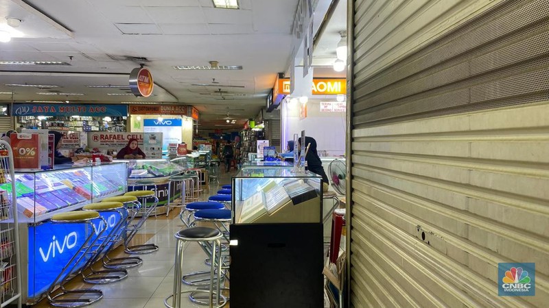Suasana gerai ponsel di PGC jelang Lebaran 2024. (CNBC Indonesia/Novina Putri Bestari)
