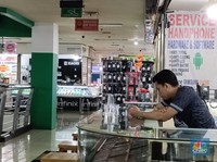 Warga RI Ogah Beli HP Baru, Ponsel Ini Laris Manis di Cililitan