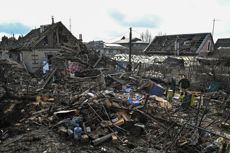 Gedung lembaga pendidikan yang terbakar setelah serangan rudal Rusia ke Ukraina di Odesa, Ukraina, Senin (29/4/2024). (REUTERS/Sergey Smolentsev)