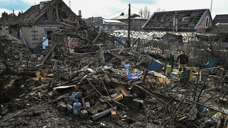 Gedung lembaga pendidikan yang terbakar setelah serangan rudal Rusia ke Ukraina di Odesa, Ukraina, Senin (29/4/2024). (REUTERS/Sergey Smolentsev)