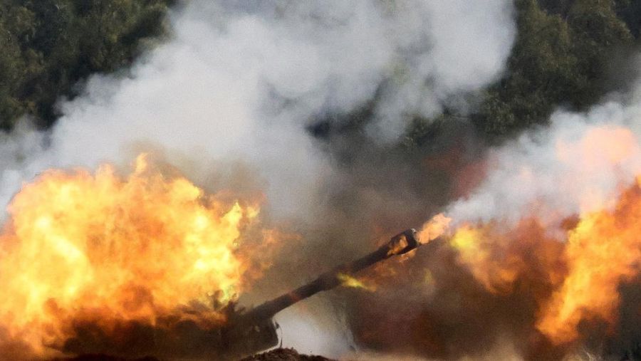 Unit artileri Israel menembak, di tengah konflik yang sedang berlangsung antara Israel dan kelompok Islam Palestina Hamas, dekat perbatasan Israel-Gaza, di Israel selatan, (27/12/2023). (REUTERS/Violeta Santos Moura/File Foto)