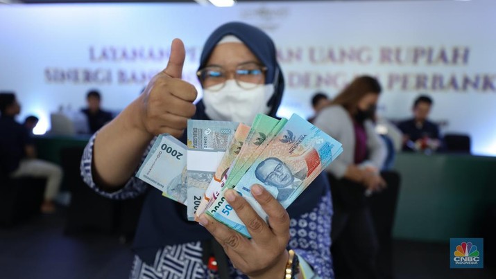 Warga antre untuk mendapatkan pecahan uang Rupiah baru di Kawasan Istora Senayan, Glora Bung Karno (GBK), Jakarta, Kamis (28/3/2024).  (CNBC Indonesia/Tri Susilo)