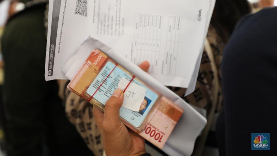 Warga antre untuk mendapatkan pecahan uang Rupiah baru di Kawasan Istora Senayan, Glora Bung Karno (GBK), Jakarta, Kamis (28/3/2024). (²©²ÊÍøÕ¾/Tri Susilo)